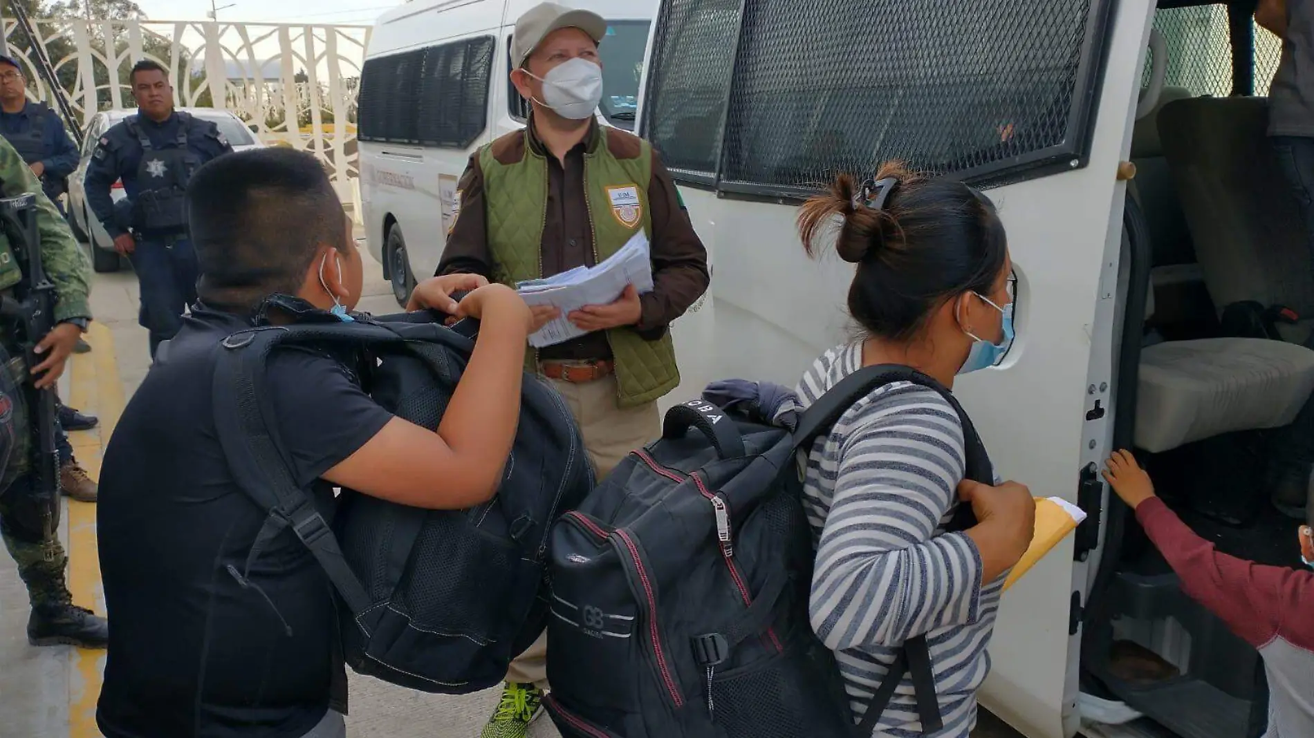 Viajar hacinados dentro de tráileres es una de las formas más peligrosas que usan los traficantes para cruzar migrantes clandestinamente